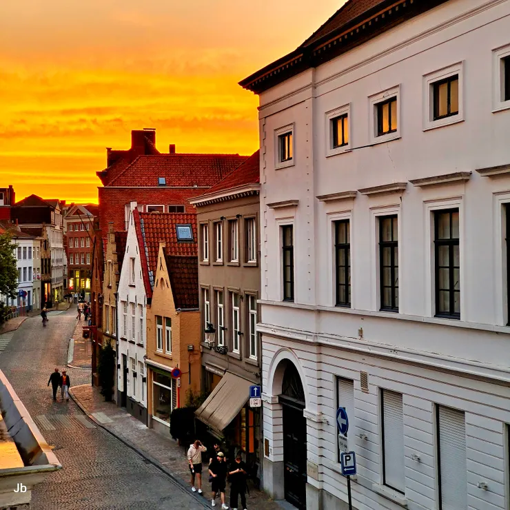 【晚餐忽見彩霞丟下碗筷出門照相!正吃飯,見窗外西天一片橙紅,先到窗邊拍了這張,再拎著相機出門。】