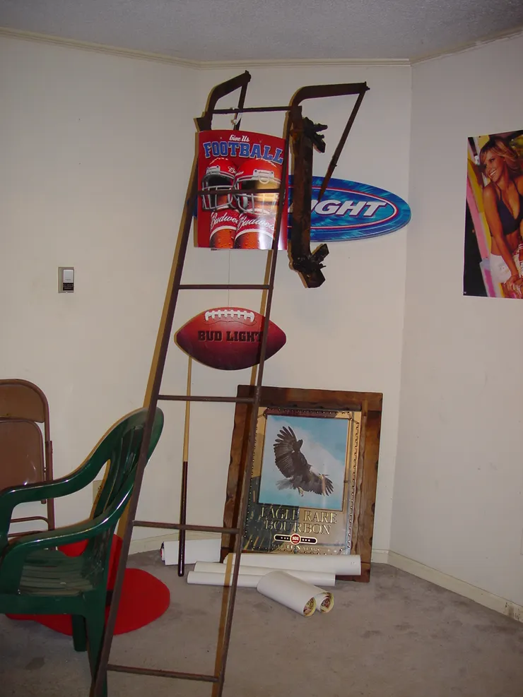 這是水塔旁的梯子，被摔下來的同學拔下來做紀念。