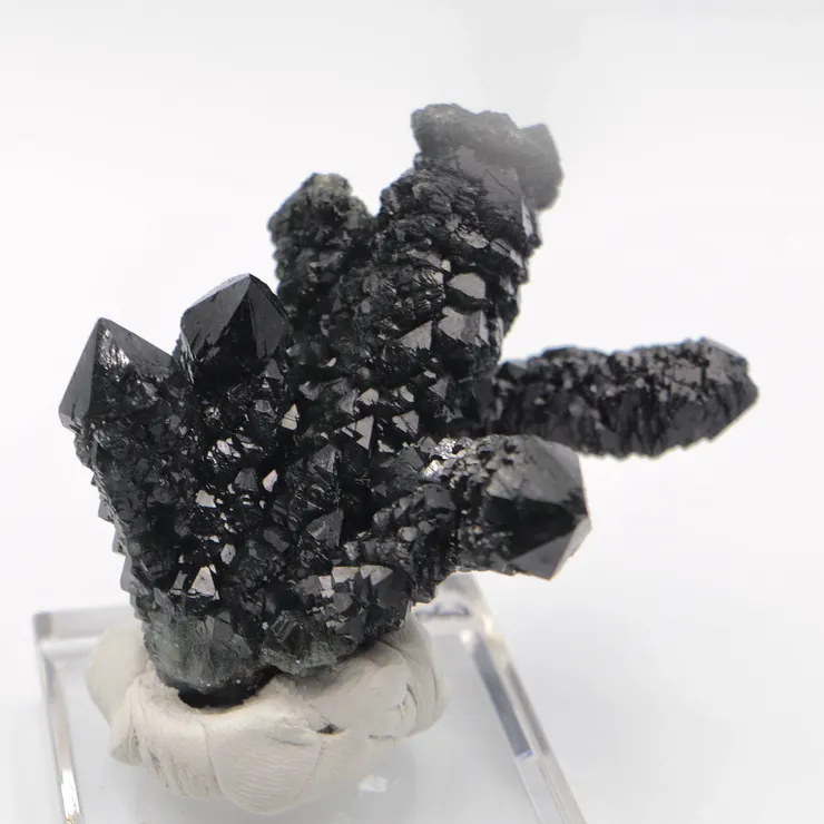 東京礦物展上的俄羅斯綠水晶簇,像怪獸一般十分有特色