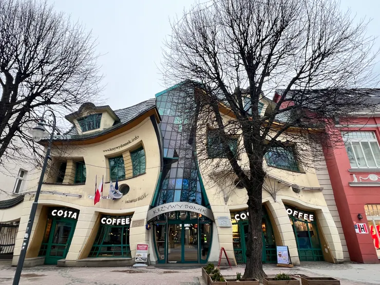 哈哈屋，全球前50名最特殊建築 Krzywy Domek在波蘭文的意思是彎曲的房子，因為造型扭曲相當特殊而聞名