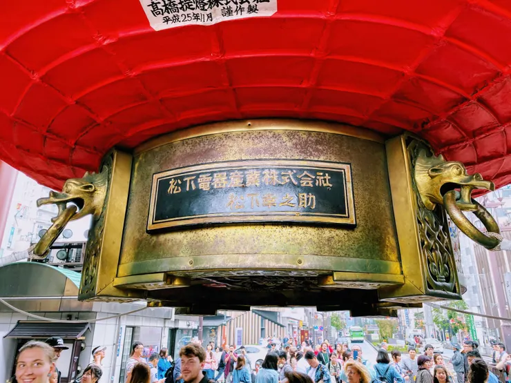 這個大燈籠是經營之神松下幸之助捐的喔