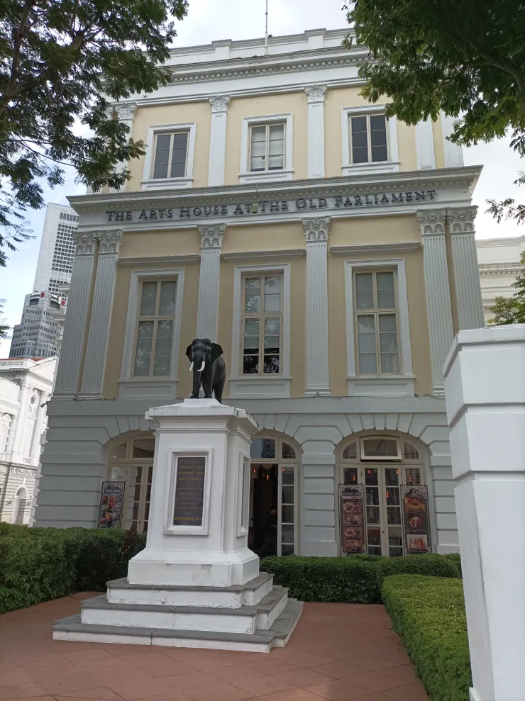 前英舊國會，現在變了藝術之家