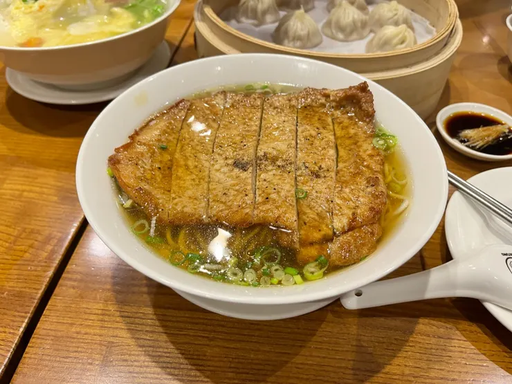 排骨麵，紀錄熱量時震驚於麵條居然有370cal/100g的實力，查了一下才發現那是煮熟前的數字。