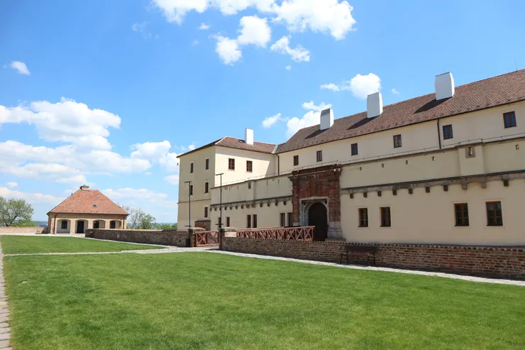 城堡背面有一大片草皮