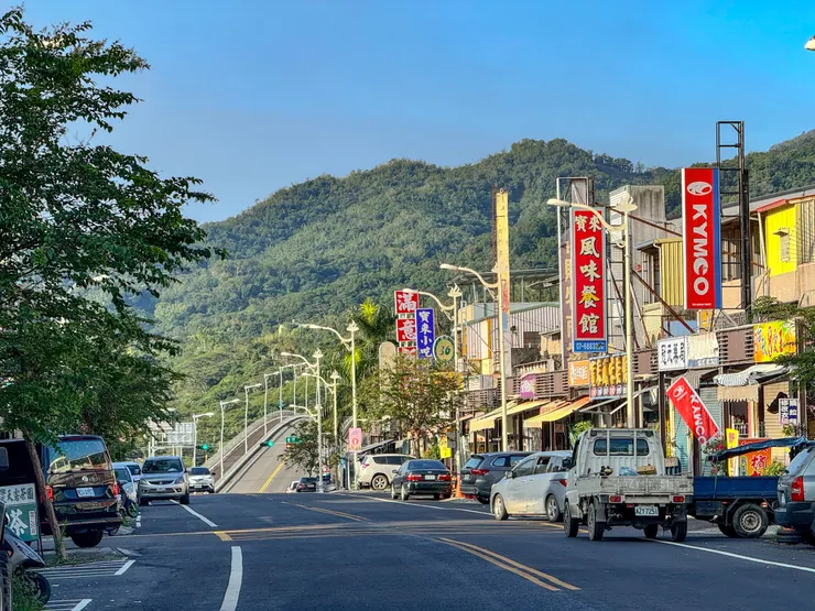 寶來中正路,可通往南横三星,向陽國家森林遊樂區,一路開往台東海端。