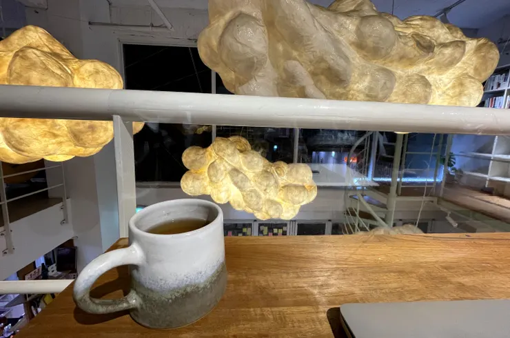 文字書寫中。雲朵看起來好像焦糖爆米花