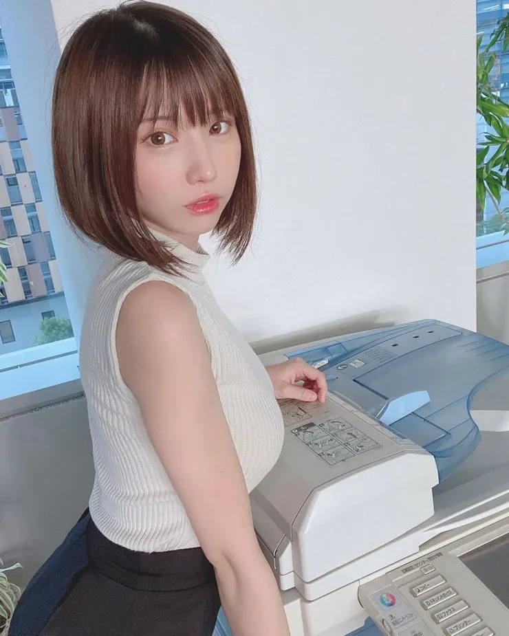 不要懷疑,這是日本知名Coser的Enako,絕不會在任何人辦公室出現!(圖片擷取自Enako IG)