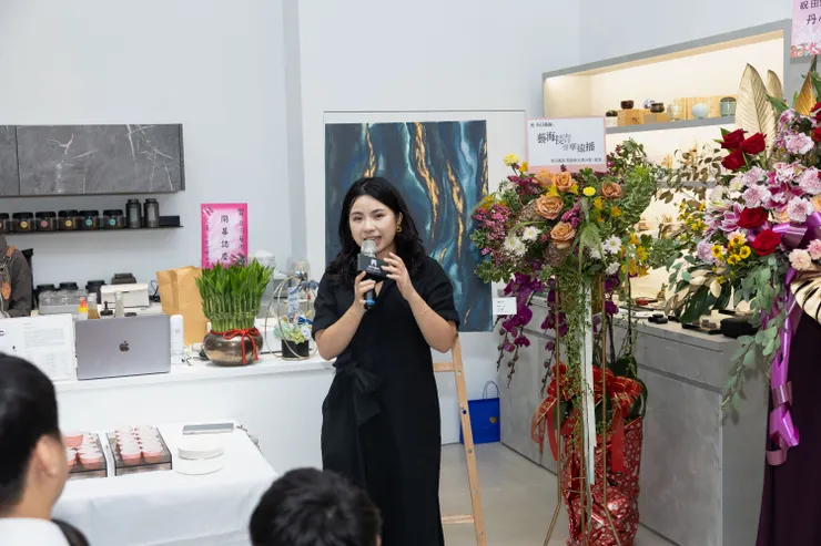 清楚介紹每件藝術品後面的故事與設計理念並公開透明藝術作品價格