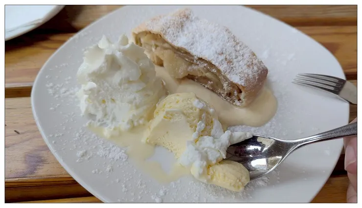 餐後甜點是燉水梨蛋糕+冰淇淋, 很爽口好吃