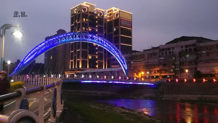 建築\橋梁的裝飾燈光在深夜時應熄滅 ([陳傳義]拍攝)