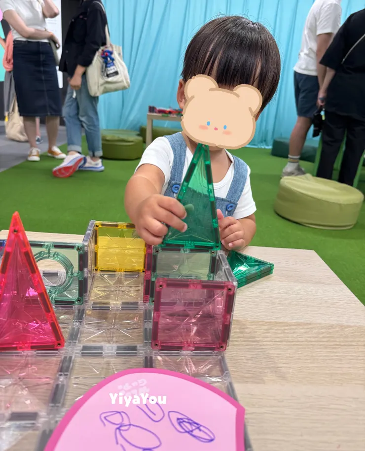 一歲八個月時，在遊戲場裡堆疊磁力片玩了快半小時不肯離開，倒了又疊倒了再疊也沒有怨言。