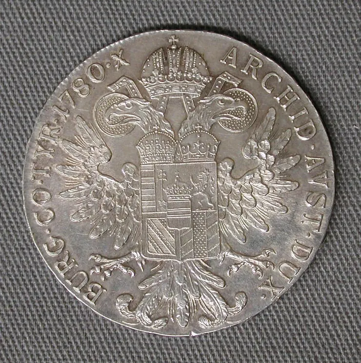 瑪麗亞特雷莎塔勒背面。圖像為哈布斯堡‧洛林王朝的紋章，有經典的哈布斯堡雙頭鷹