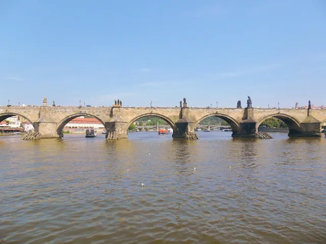 捷克布拉格必去景點查理大橋