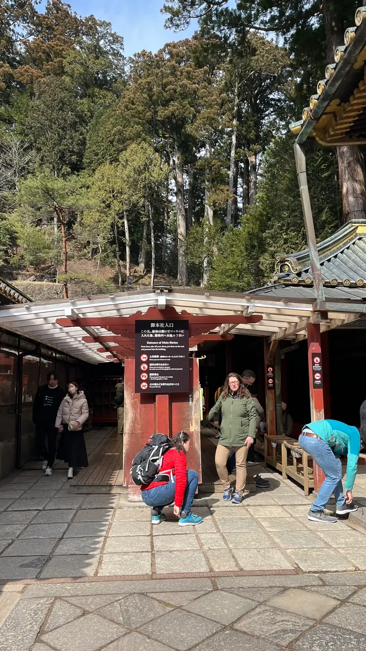 入內前要配合拖鞋喔。