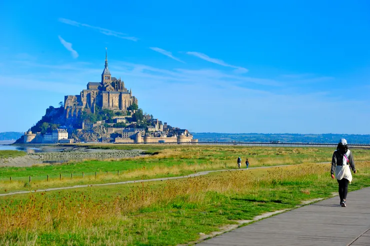 【從停車場到標的別偷懶搭接駁車 四十五分鐘走拍三公里絕不嫌多！女兒在右下角。】