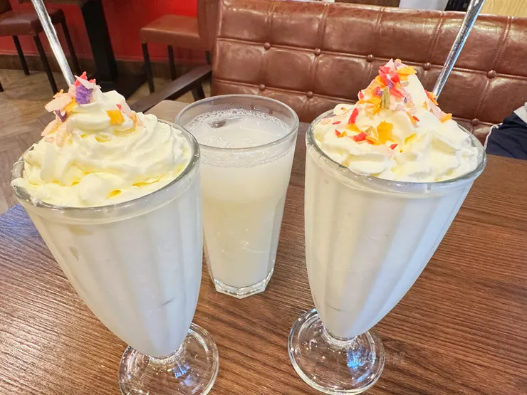 因為怕胖不敢點，只好偷喝女鵝的香草奶昔XD咦這不是...融化版的小美冰淇淋嗎!!XDDD