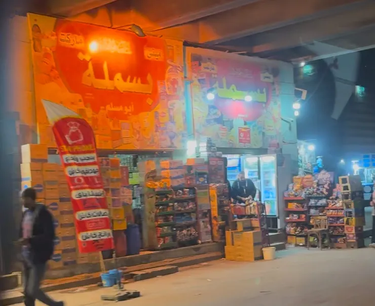 開羅街上的一角，滿滿的蚯蚓文 ><