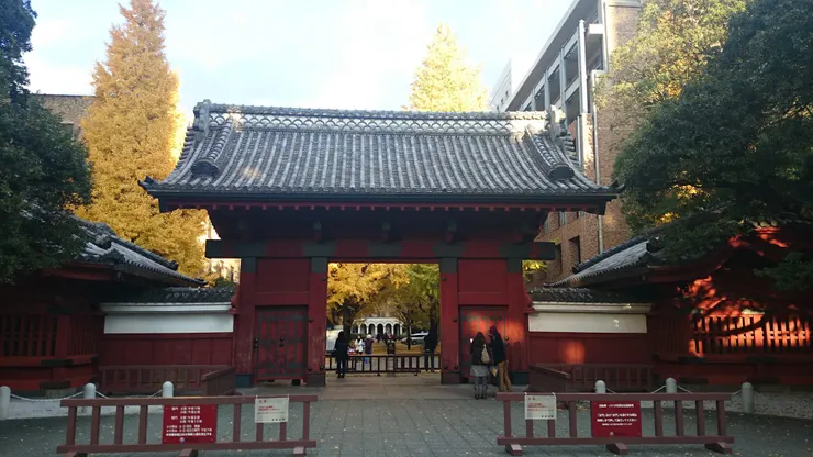 東京大學赤門,右方建築物為經濟學部圖書館