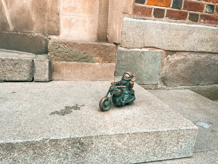 教堂前門階上的小矮人 shot by Emma.