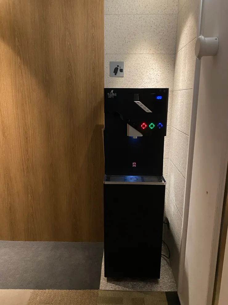 抵達七樓，一出電梯的左手邊，有一台飲水機。