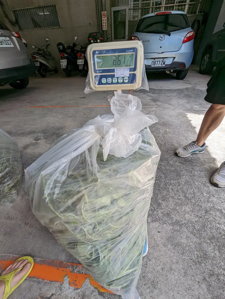 每一包都要秤重，我們在現場是用行李秤計算重量