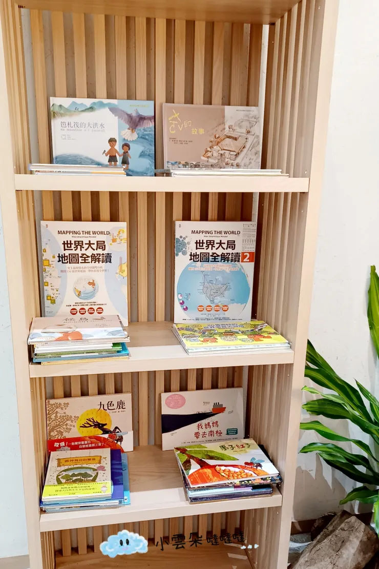 小小圖書區有繪本可以帶孩子閱讀。