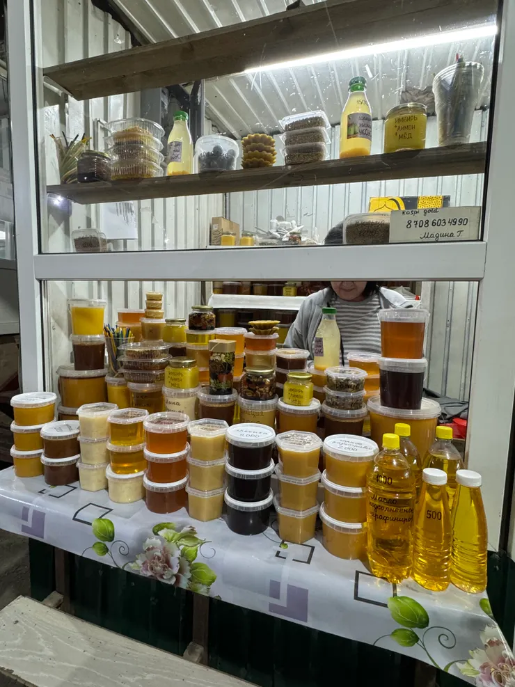 還有顏色深淺不一的各式風味蜂蜜