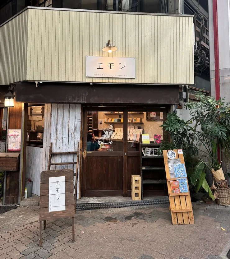 舊宅改建，木頭有著斑駁色塊，也將歷史的痕跡傳承至今