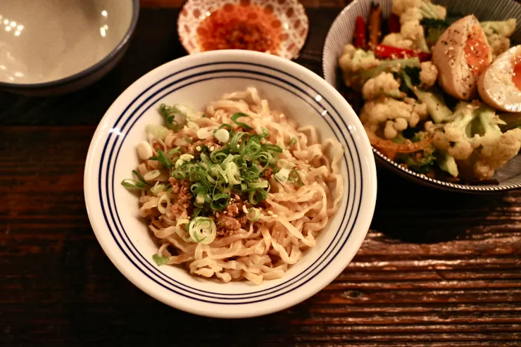 肉燥蔥油意麵 (含蝦油) NT.100