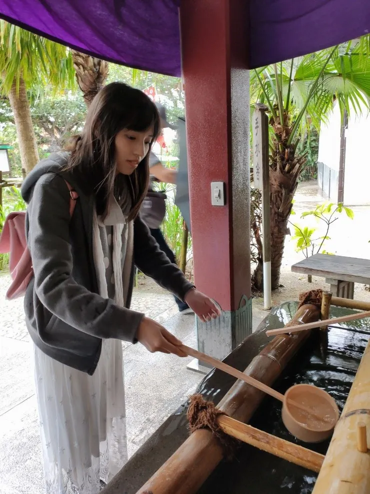 步驟：右手舀水(盡量多)→倒左手→換左手拿倒右手→換回右手拿，用左手捧水入口後吐掉→把整個勺子立起來，剩餘的水滑至手柄（連手柄一起洗乾淨喔）