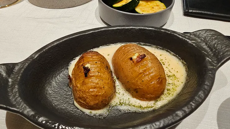 這是配菜烤馬鈴薯!