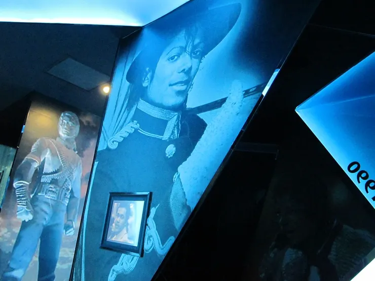 我覺得時空隧道設計得很聰明和有心思，因為是牆壁被間成三角八角，所以會貼上適合形狀的照片，不放過MJ每個姿態。