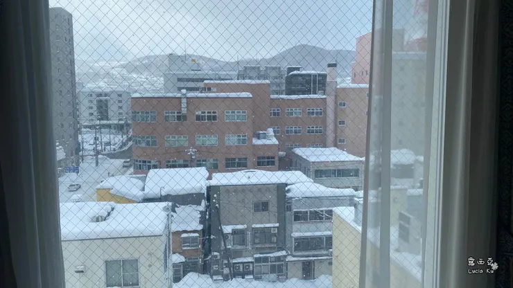 一早起來，從房間看出去的小樽雪景。