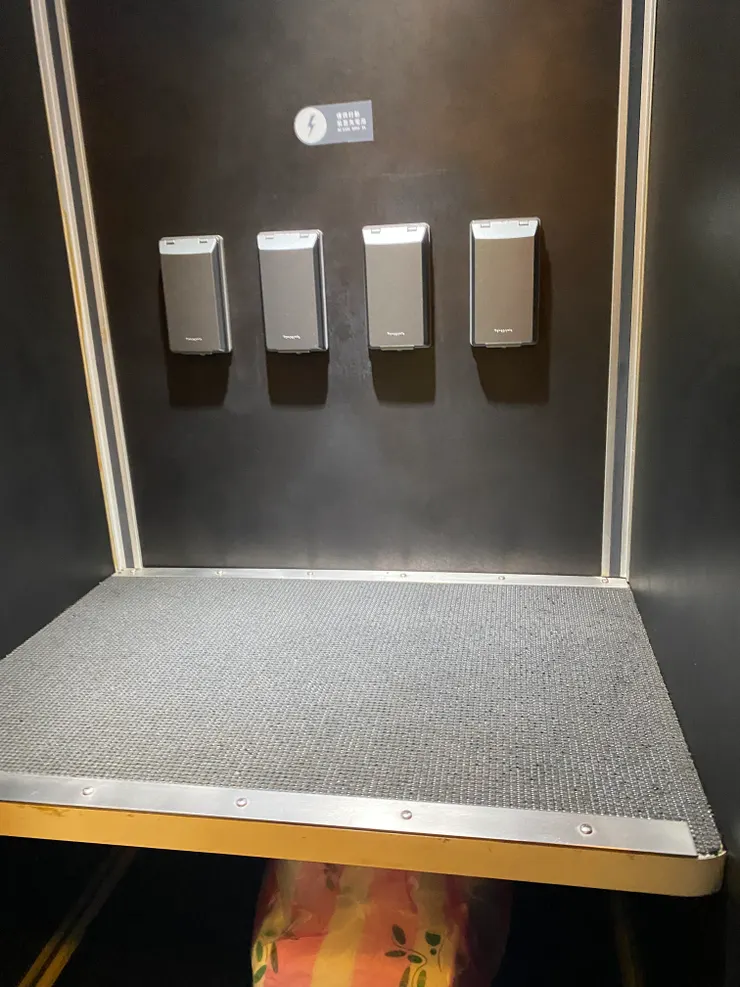 車廂和車廂通道有四個插座可以充電