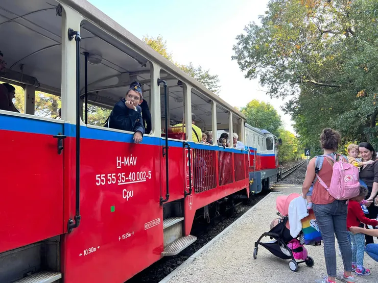 專業度不輸成人的小小列車長