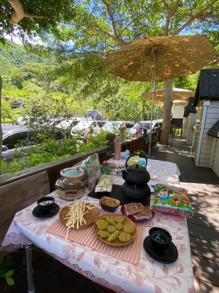等待晚上烤豬前的下午茶。桌上的綠茶餅乾是我烤的喔