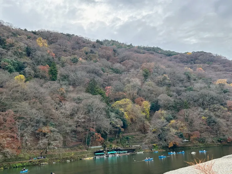 終點就是有名的渡月橋邊可以划船的地點