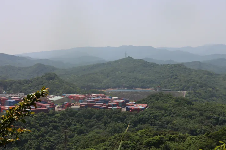 ▲循稜往上來到一處碉堡，居高臨下展望極佳，一側可眺望基隆港區，另一側可眺望新山水庫及汐止一帶山稜。