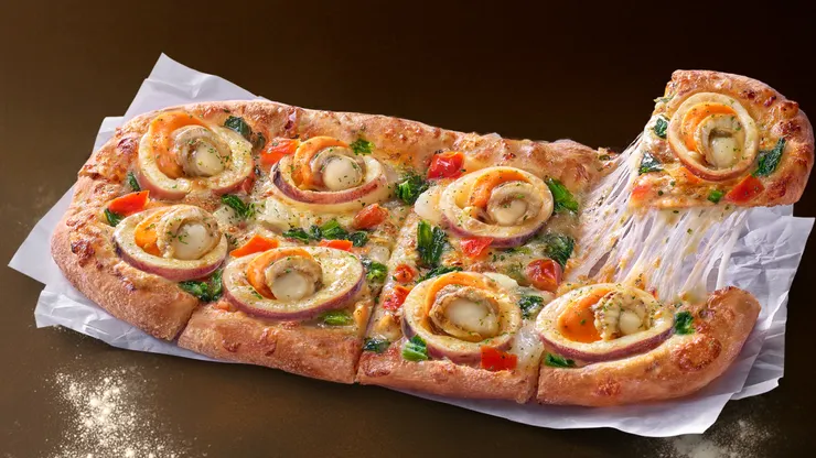 「松露海鮮起司」豪邁鋪上滿滿的帆立貝與魷魚圈，基底更選用頂級的濃郁松露牛肝菌菇醬，將松露的高雅香氣與海味的鮮美融合得剛剛好。