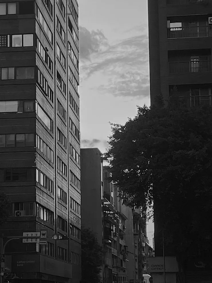 天上的雲朵,是黑色的棉花糖。