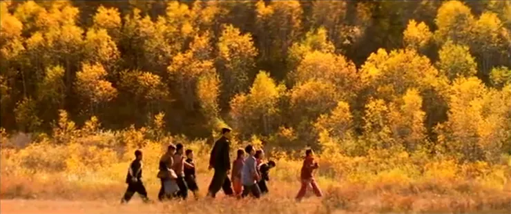 隔著一棵棵樹，偷偷地、遠遠地望著先生帶著一群孩童的身影，沒入層林盡染的秋色裡。