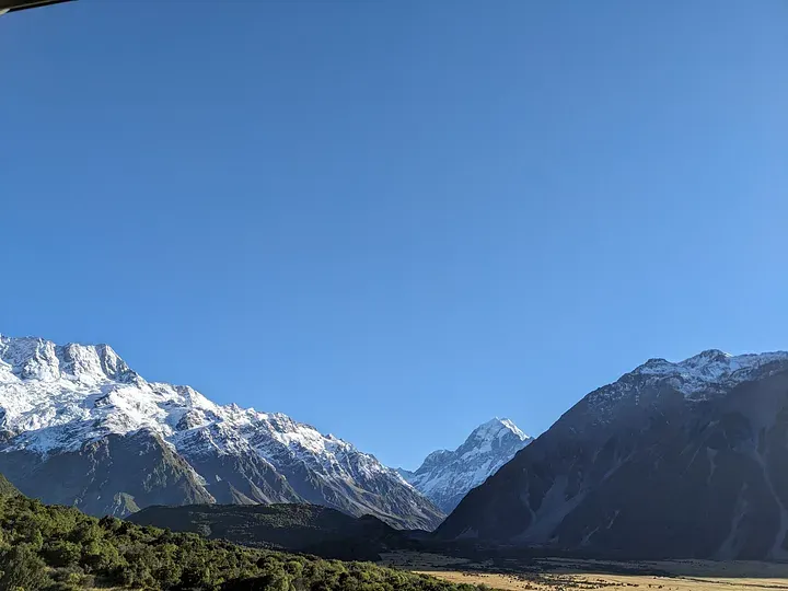 從房間陽台拍出去的山景