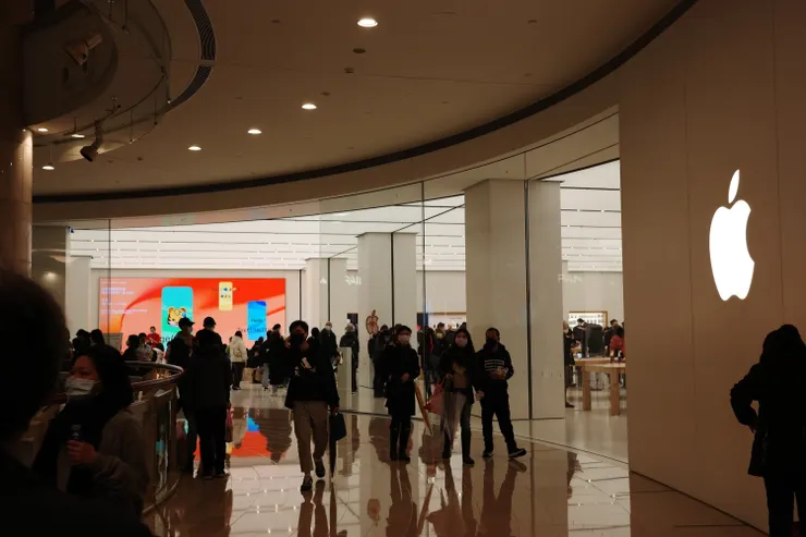 大片玻璃落地窗以曲面延伸，是非常美的店門