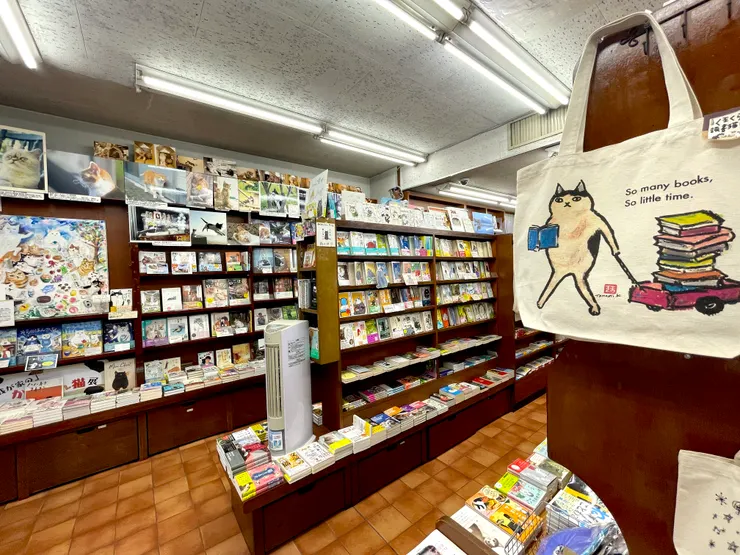 神保町貓咪堂店內風景,從地板就能看出有相當的年份