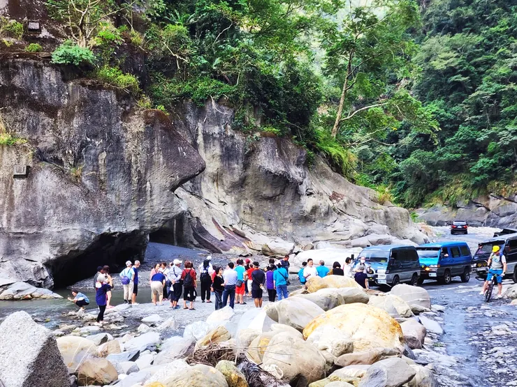 回程在魚臉石休息的觀光團