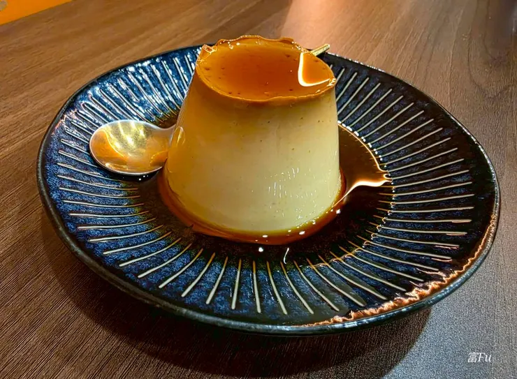 焦糖厚布丁。它們家的另一大特色，個頭不小、濃郁奶香，質地像是奶酪/布蕾，飯後來上一顆，很滿足。
