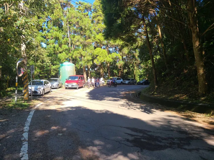 登山口就在綠色水塔對面