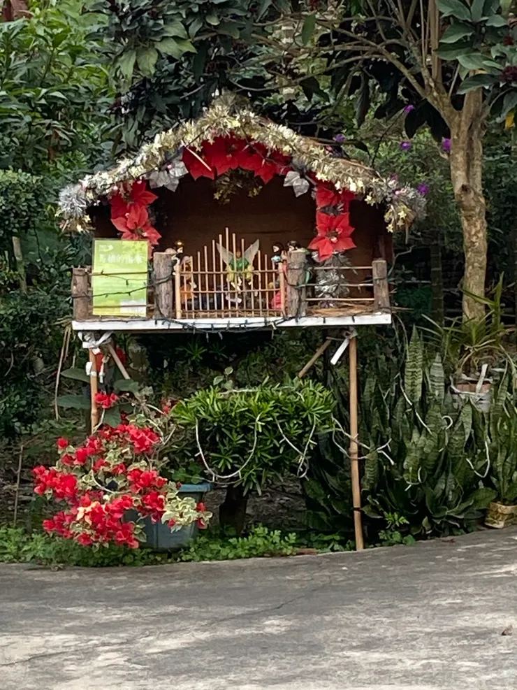 錯落在社區裡的天主教布置