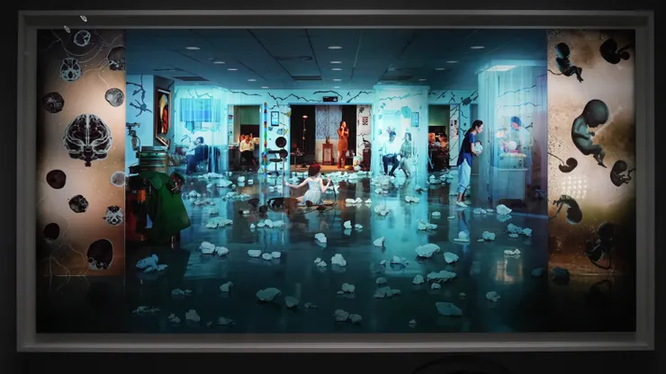 在整系列的展覽當中我認為張力最強的作品，透過交錯著醫院家庭視角，能讓我意識到，我們每個人都曾有過的童年，對於愛奇兒也是一樣的...... 只是他們比較常跑醫院罷了。圖片來源：自攝