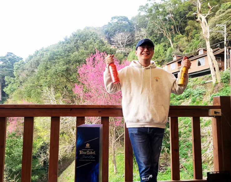 比利帶來約翰走路及二瓶金酒為自己慶生。此情此景，真的是對應了"千里鶯啼綠映江，水村山郭酒旗風＂一詞